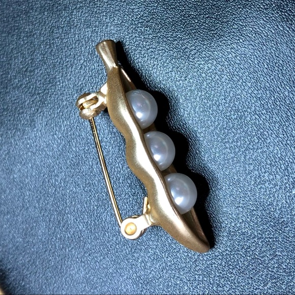 Sold. 🪲PEAS IN A POD BRUSHED GOLDEN BROOCH PIN - Picture 10 of 15